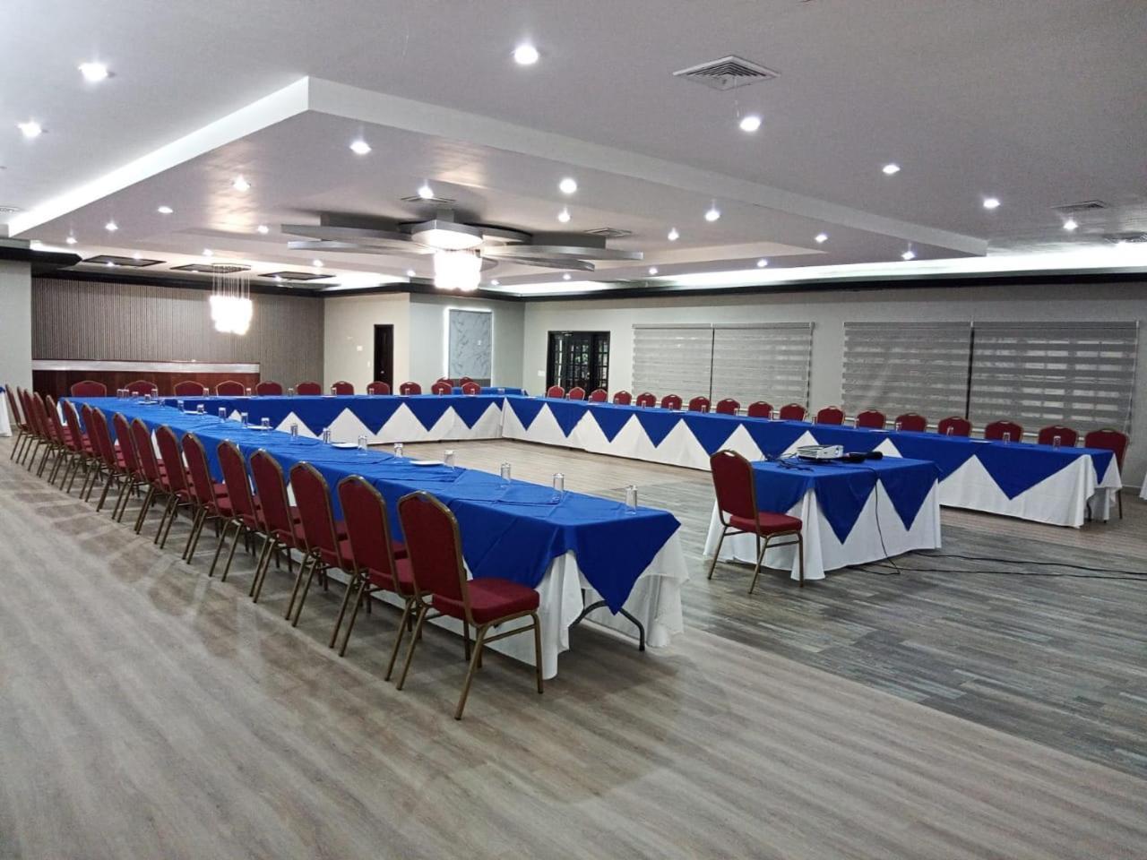 Hotel La Quinta ลาเซย์บา ภายนอก รูปภาพ